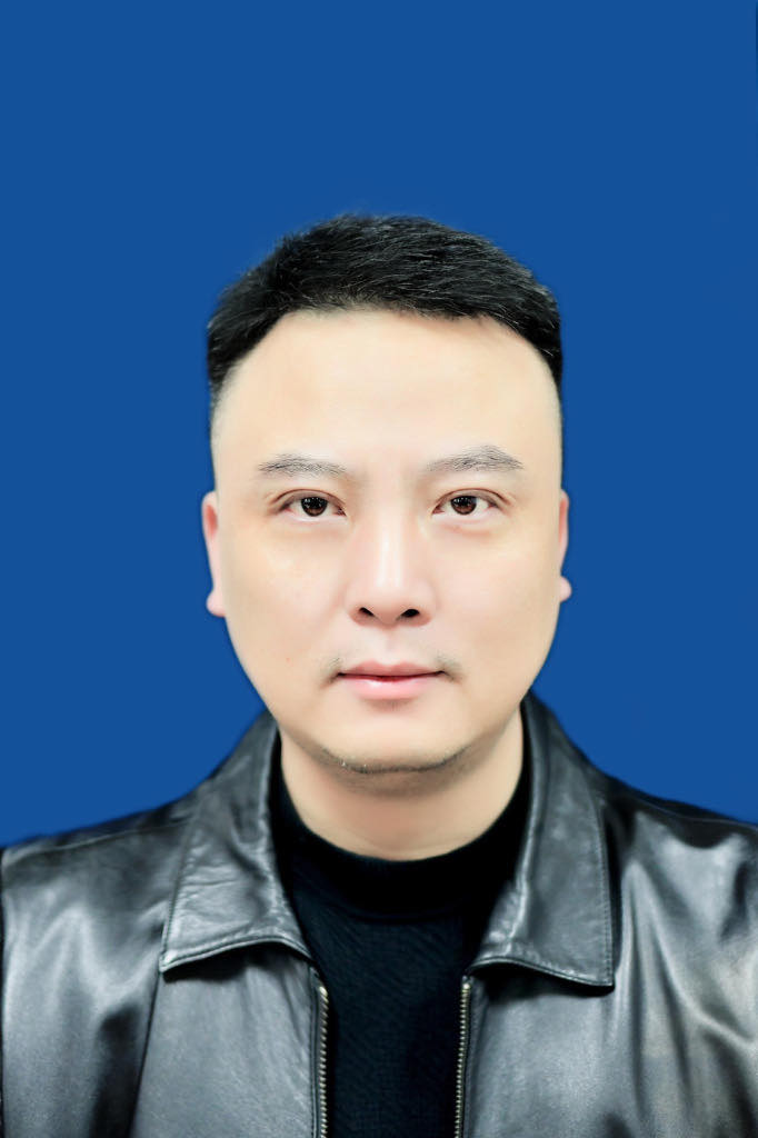 李    铭